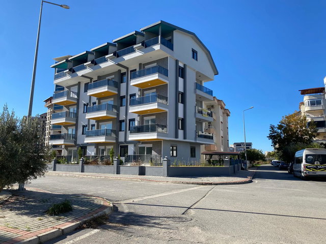 KÖŞE PARSELDE SIFIR BINADA GENIŞ BALKONLU 1+1