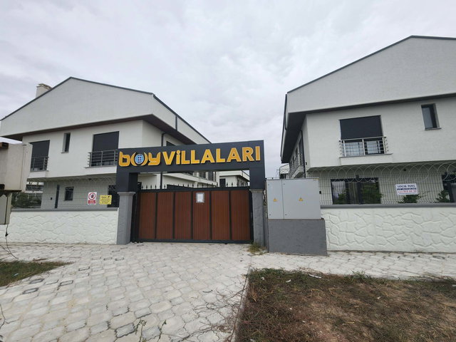 SİLİVRİ GÜMÜŞYAKA YAN YOL ÜZERİ DENİZE YAKIN BOY VİLLALARI