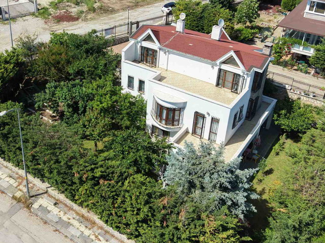 GÖLBAŞI KARŞIYAKA'DA SİTE İÇERİSİNDE, KÖŞE KONUMLU, MÜSTAKİL, GENİŞ BAHÇELİ SATILIK VİLLA