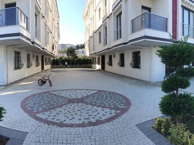BEYLİKDÜZÜ KAVAKLI BUTİK SİTE İÇİNDE KONUMLANAN FERAH 2+1 ARAKAT SATILIK DAİRE