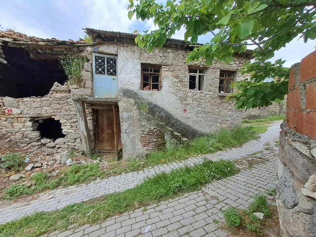 RE/MAX İNCİ'DEN  SINDIRGI SÜLLER MAH. SATILIK  KÖYİÇİ TEK KATLI MÜSTAKİL EV