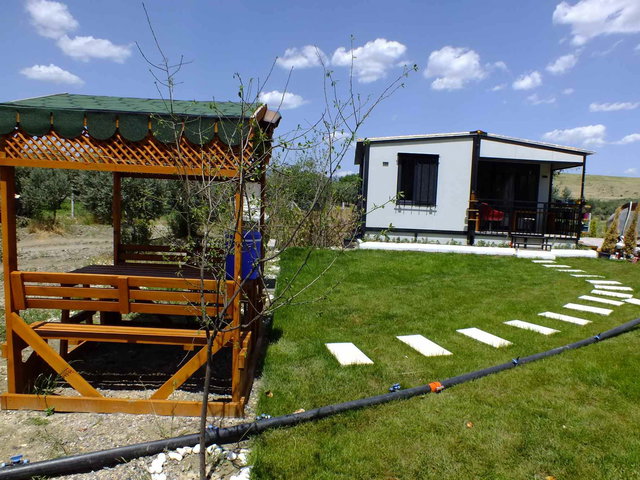 AKHISAR MECIDIYE’DE 1026 M² ARSA İÇINDE SATILIK EŞYALI BAĞ EVI VE ZEYTINLIK