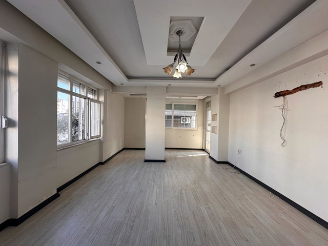 BAHÇELİEVLERDE GARAJLI GENİŞ 2+1 SATILIK DAİRE