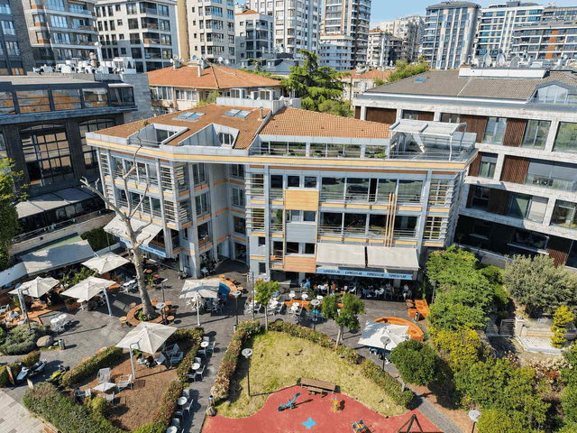 CADDEBOSTAN SAHİLDE DENİZ MANZARALI TERASLI 6+2 DUBLEKS SATILIK DAİRE