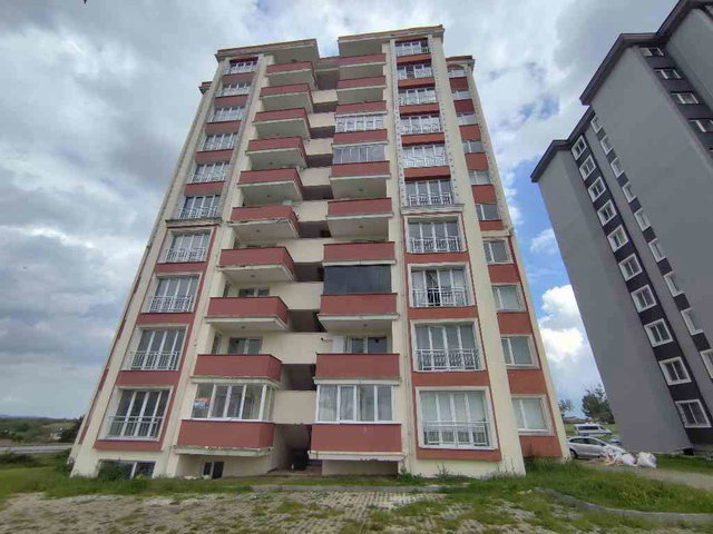 REMAX LAND'DEN DOĞA MANZARALI SİTEDE BALKONLU GERÇEK YÜKSEK GİRİŞ GENİŞ 2+1