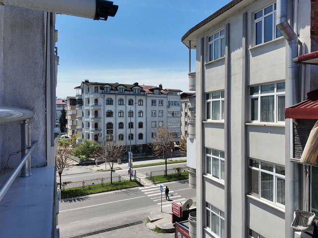 AKYAZI’DA MERKEZİ KONUMDA 2+1 ÇATI KATI KİRALIK DAIRE