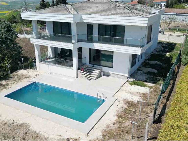 REMAX HEDEF GÖKHAN ASLANTAŞ'TAN SİLİVRİ ÇELTİK MAHALLESİNDE HAVUZLU VİLLA