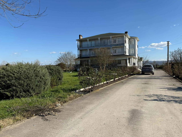 REMAX DESIGN FERİZLİ GÖLKENTTE SATILIK GÖL MANZARALI TRİPLEKS