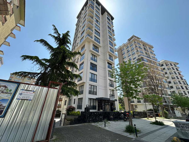 KOZYATAĞI’NDA MINIBÜS CADDESI’NE ÇOK YAKIN KONUMDA KULLANIŞLI 2+1 KIRALIK DAIRE