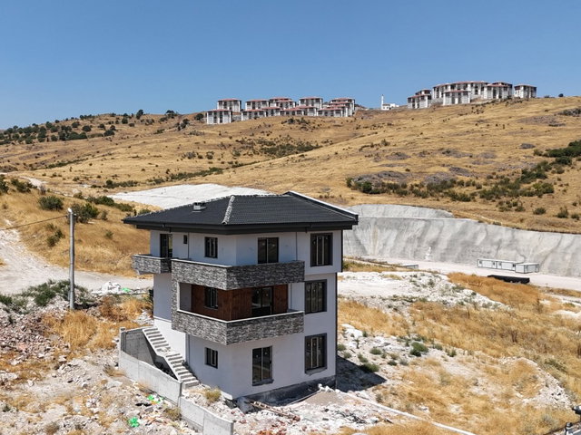RE/MAX İNCİ'DEN KUVAYİ MİLLİYE MAH. SATILIK NATAMAM VİLLA
