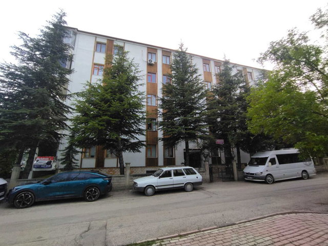 SÜRSÜRÜ MAHALLESİNDE ARSA DEĞERİ YÜKSEK MERKEZİ KONUMDA SATILIK DAİRE