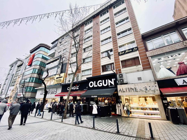 ÜMRANIYE ÇARŞIDA ALEMDAĞ CADDESI ÜZERINDE 3+1 SATILIK IŞYERI