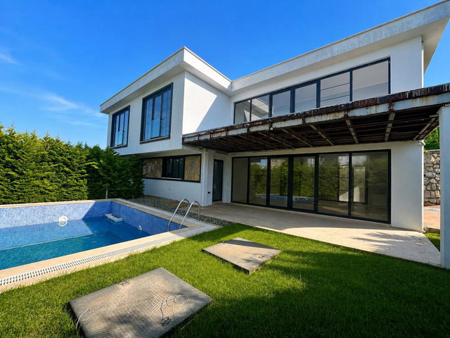 REMAX ANKA'DAN ŞİLE'DE DENİZ MANZARALI MÜSTAKİL HAVUZLU VİLLA