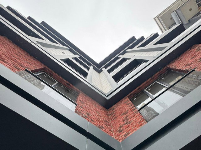 AKEVLER MAHALLESİ'NDE BUTİK AİLE SİTESİNDE METROBÜSE YAKIN SIFIR DAİRE