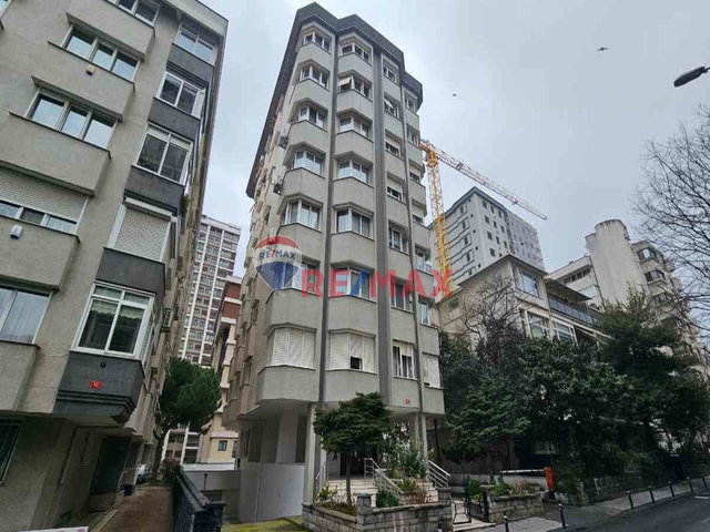 BAGDAT CADDESİ CADDEBOSTAN DA KİRALIK 5+1 300M2 DAİRE OTOPARKLI