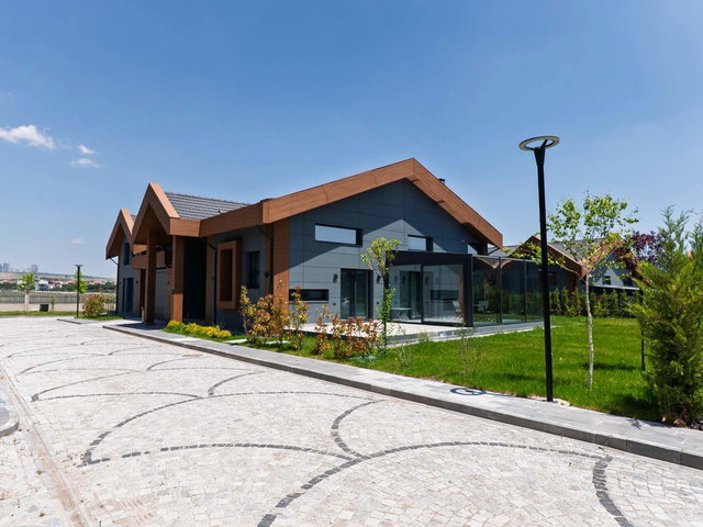 GÖLBAŞI KARŞIYAKA MAHALLESİ SMS VİLLARINDA 1214 M2 ARSA PAYI  7+1  YAPILI LÜKS VİLLA