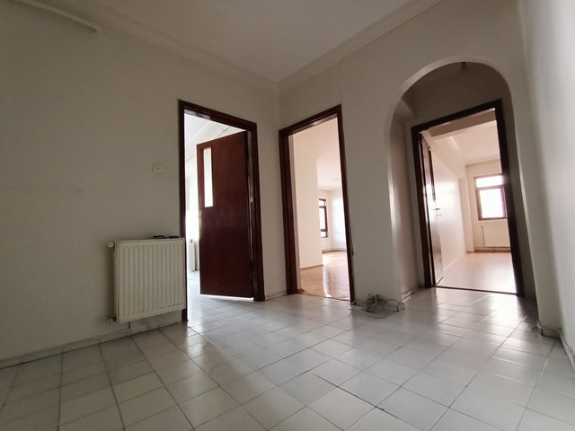 MURAT MAH.MAÇKA SOK. 100M2 SATILIK 2+1 DAIRE+500M2 DEPO