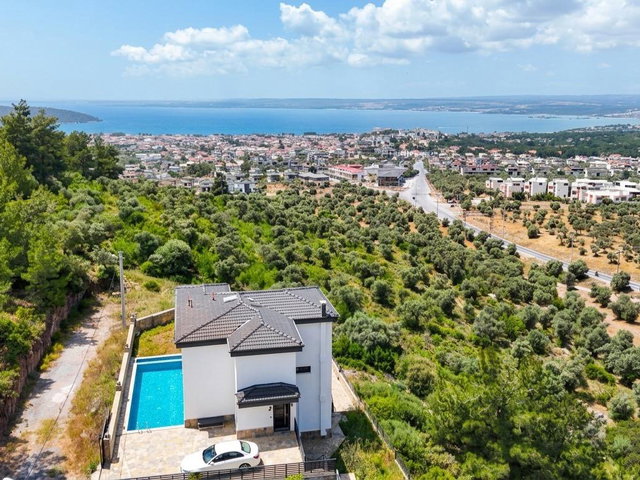 DIDIM AKBÜK‘TE 600 M² ARSA IÇERISINDE PANORAMIK DENIZ MANZARALI 5 + 1 VİLLA