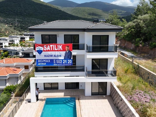 DIDIM AKBÜK‘TE 600 M² ARSA IÇERISINDE PANORAMIK DENIZ MANZARALI 5 + 1 VİLLA