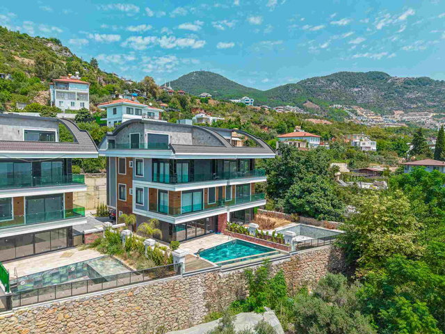 ALANYA TEPE'DE SIFIR EŞYALI ULTRA LÜKS 5+2 VİLLA