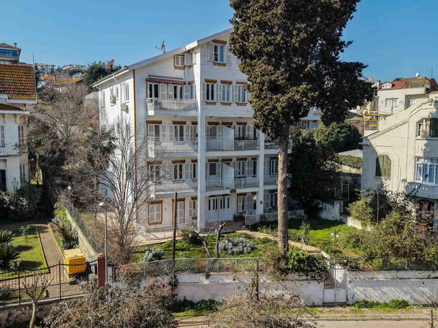 BÜYÜKADA MADEN'DE HAVUZLU BUTİK BİNADA DENİZ MANZARALI 3+1...