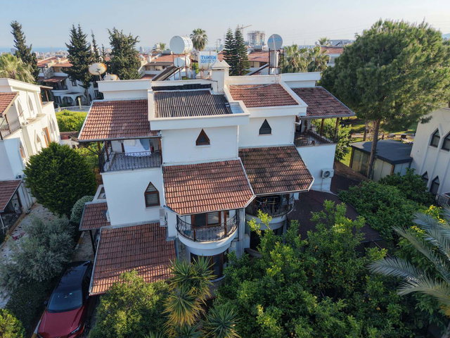REMAX RİNA'DAN EMRE KONAKLARINDA GENİŞ BAHÇE KULLANIMLI TRİPLEKS