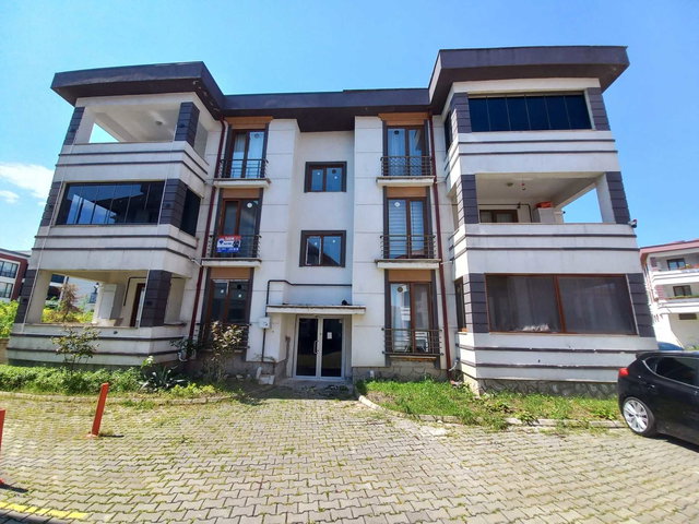 REMAX MAVI-YAZLIK BIRANDYUVAM GENIŞ BAHÇELI İSKANLI ARAKAT 2+1