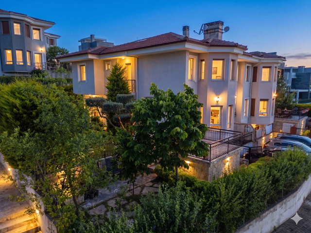 GÜZELBAHÇE KAHRAMANDERE'DE DENIZ MANZARALI HAVUZLU SATILIK VILLA
