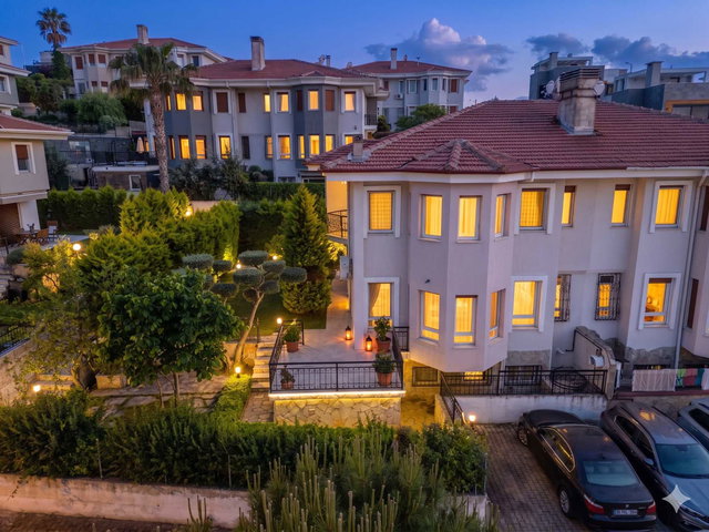 GÜZELBAHÇE KAHRAMANDERE'DE DENIZ MANZARALI HAVUZLU SATILIK VILLA