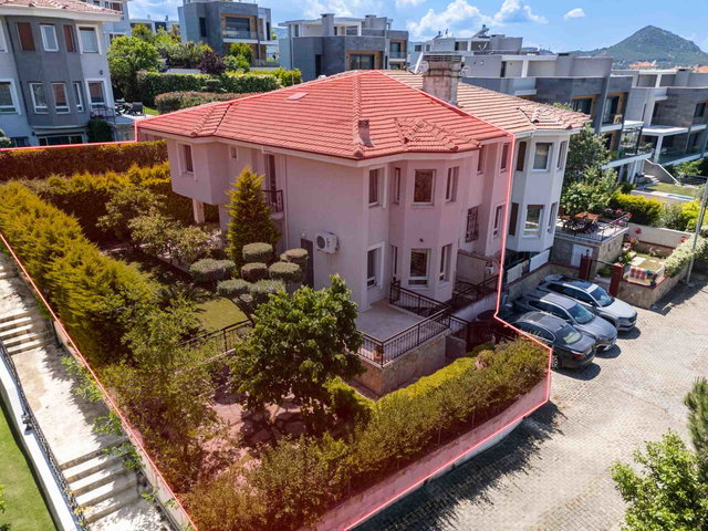 GÜZELBAHÇE KAHRAMANDERE'DE DENIZ MANZARALI HAVUZLU SATILIK VILLA