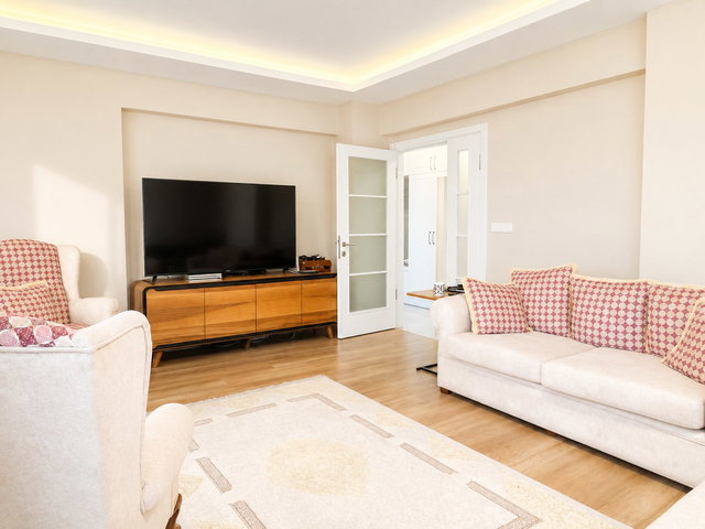 ÜSKÜDAR,DA SİTE İÇERISINDE İÇİ YAPILI 3+1 ARA KAT DAIRE !!!