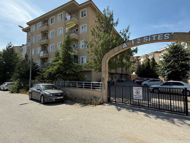 REMAX BEYAZ DUMLUPINAR MAH. SİTE İÇİ  2+1 EŞYALI KİRALIK DAİRE