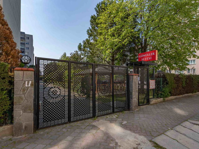 REMAX LEON ÖZLÜCE GÖNÜLLER SITESINDE BAKIMLI SATILIK 4+1 DAIRE