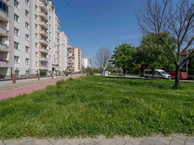 REMAX LEON ÖZLÜCE GÖNÜLLER SITESINDE BAKIMLI SATILIK 4+1 DAIRE