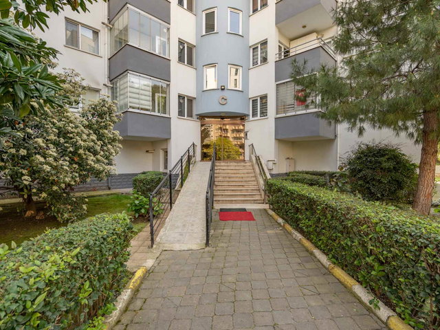 REMAX LEON ÖZLÜCE GÖNÜLLER SITESINDE BAKIMLI SATILIK 4+1 DAIRE