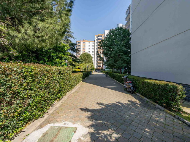 REMAX LEON ÖZLÜCE GÖNÜLLER SITESINDE BAKIMLI SATILIK 4+1 DAIRE