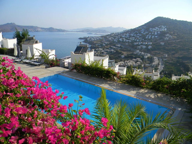 BODRUM YALIKAVAK SITE IÇINDE DUBLEKS HER KATTAN DENIZ MANZARALI MÜSTAKIL VILLA