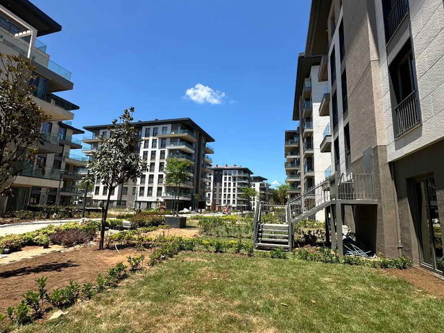 ÇINARKÖY EVLERİ'NDE 3+1 BAHÇE KATI SATILIK LÜKS DAİRE