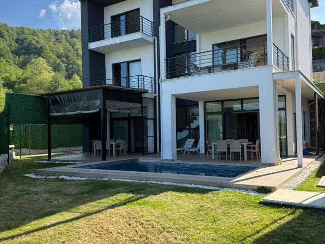 SAPANCADA DOĞA IÇINDE GÖL MANZARALI, ISITMALI HAVUZLU YAZ KIŞ KULLANIMA UYGUN ULTURA LÜX VILLA