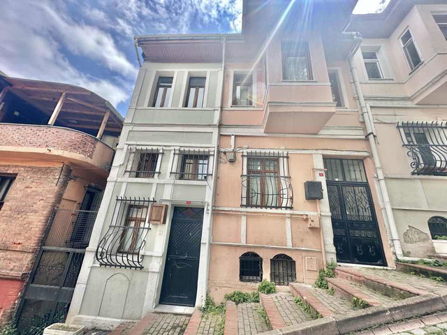 BALAT'IN KALBİNDE 3 KATLI BAHÇELİ TARİHİ EV