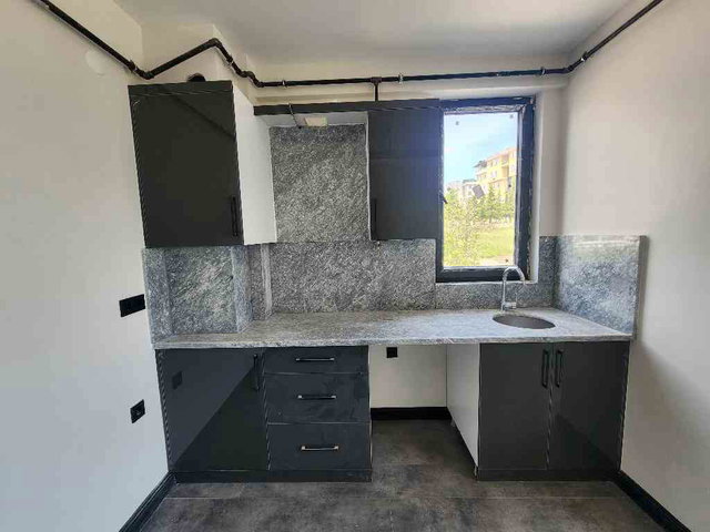 HEM OFİS HEM YAŞAM ALANI! PRESTİJLİ KONUMDA 1+1 DAİRE
