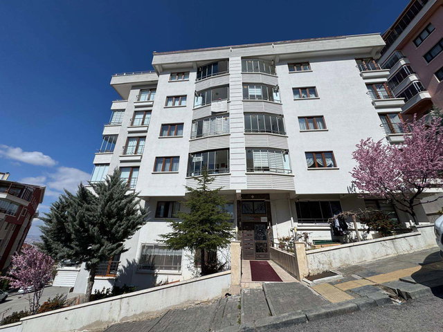 ÇANKAYA ÖVEÇLER'DE SÜPER LOKASYON LÜX YAPILI SATILIK 4+1 DAİRE