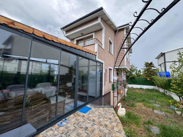 MANZARANIN GÜZEL OLDUĞU YERDE KIŞ BAHÇELI EŞTYALI VILLA