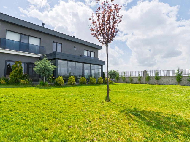 GÖLBAŞI BAHÇELİEVLER SATILIK VİLLA  5+1  2 KATLI YAPILI 750 M2 ARSA PAYI