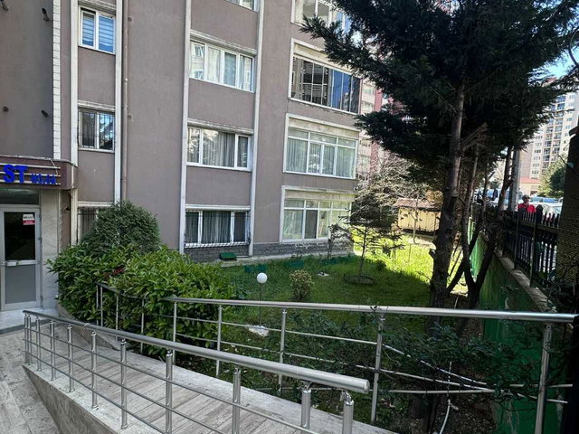RE/MAX'TAN ADNAN KAHVECI'DE HASTANE VE METROBÜSE YÜRÜME MESAFESINDE 3+1