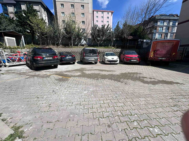 RE/MAX'TAN ADNAN KAHVECI'DE HASTANE VE METROBÜSE YÜRÜME MESAFESINDE 3+1