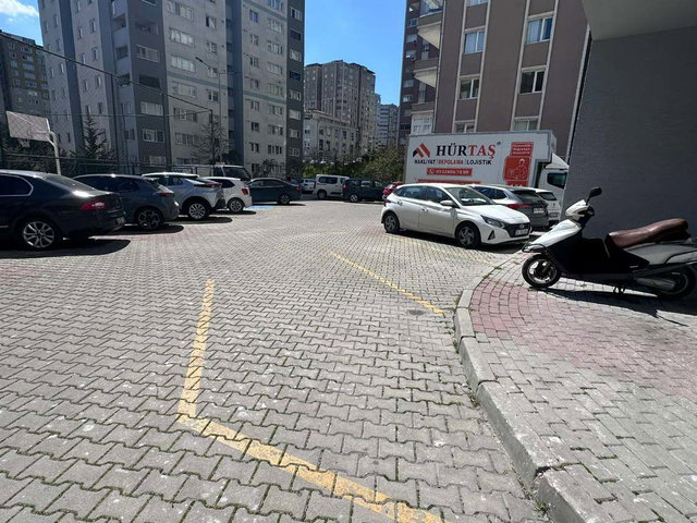 RE/MAX'TAN ADNAN KAHVECI'DE HASTANE VE METROBÜSE YÜRÜME MESAFESINDE 3+1