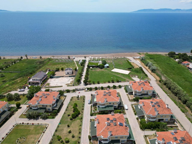 SARIGÜL SİTESİNDE DENİZE SIFIR EN ÖN PARSEL EŞSİZ SATILIK YAZLIK
