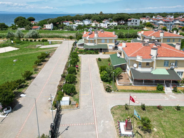 SARIGÜL SİTESİNDE DENİZE SIFIR EN ÖN PARSEL EŞSİZ SATILIK YAZLIK