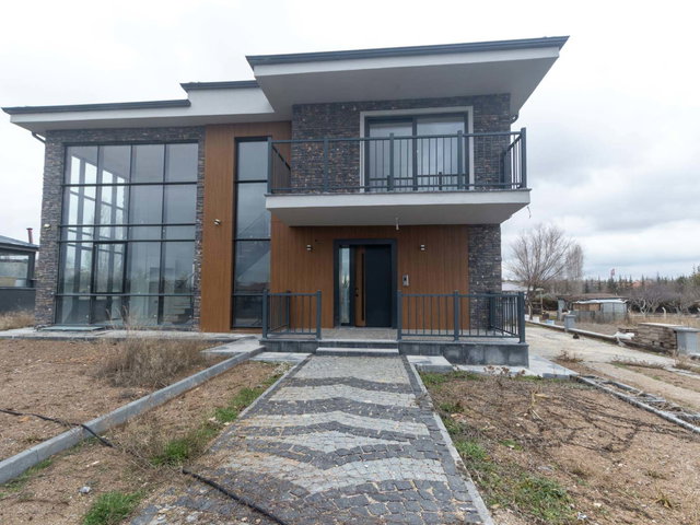 HACILAR'DA 750 M2 İÇİNDE MODERN TAŞ MİMARİ, CAM CEPHELİ VİLLA